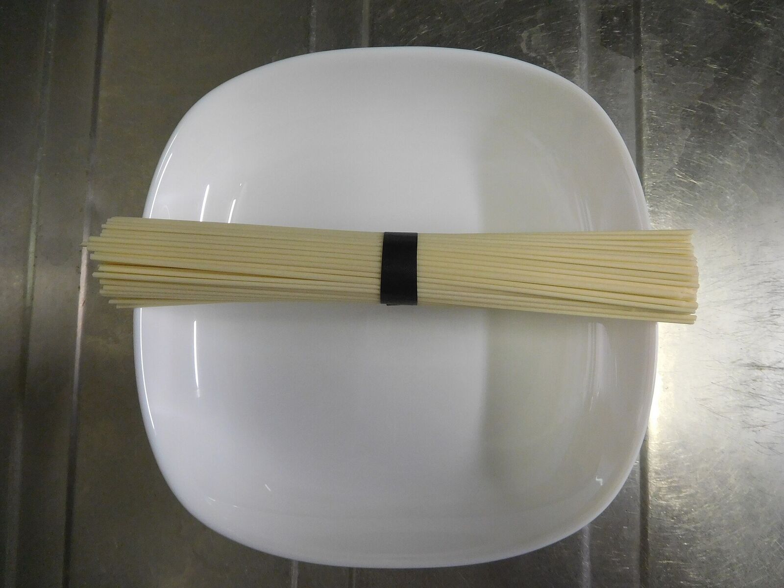 束ねた五島うどんの乾麺