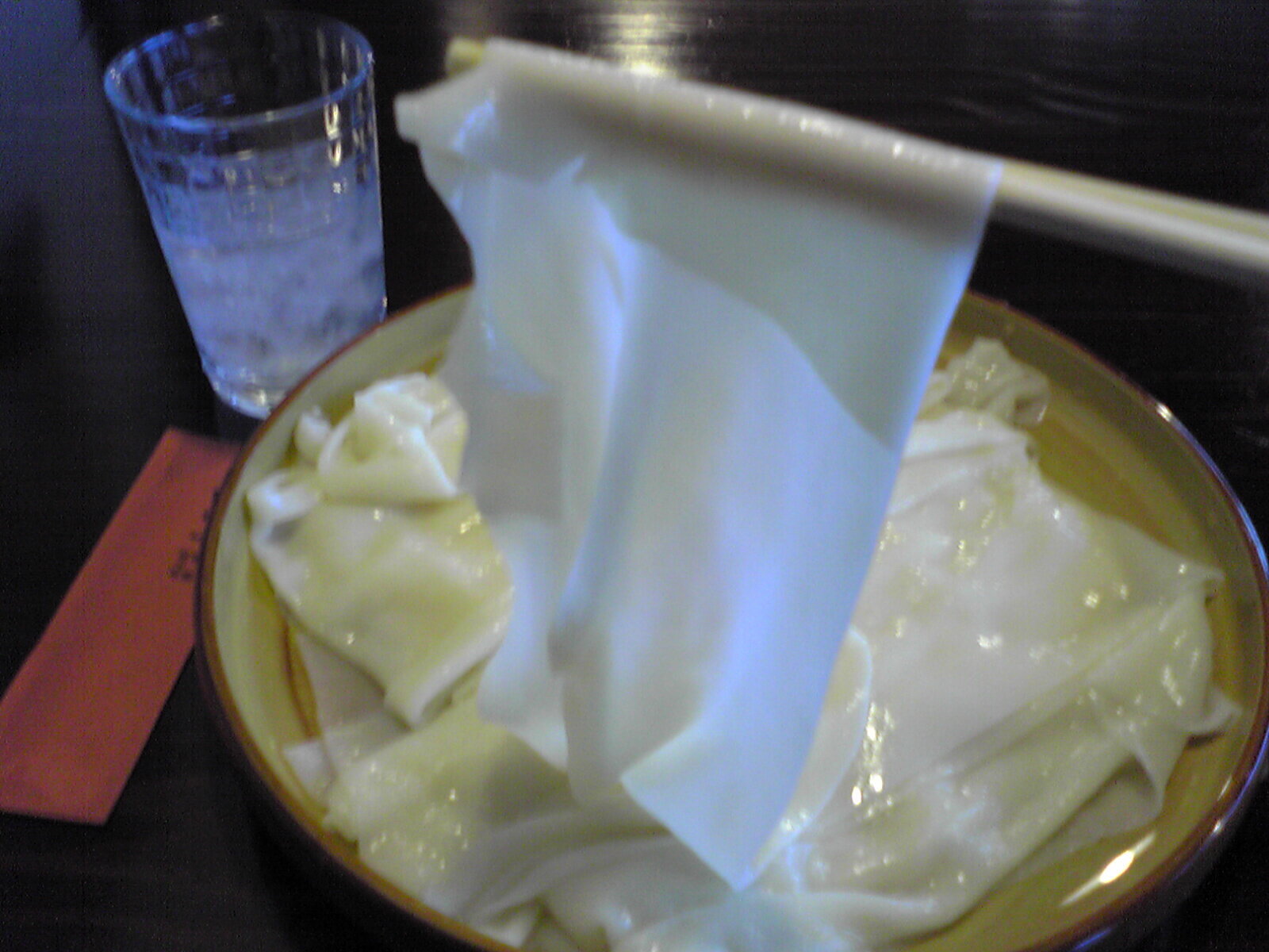 箸で持ち上げた、ふる川のもりひもかわ