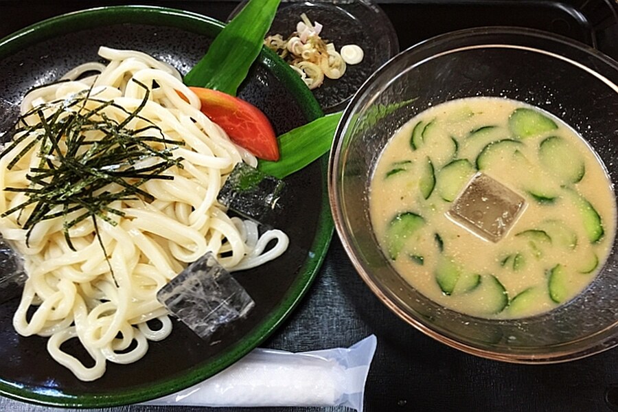 冷汁うどん。きゅうりの入った冷たい汁につけて食べる