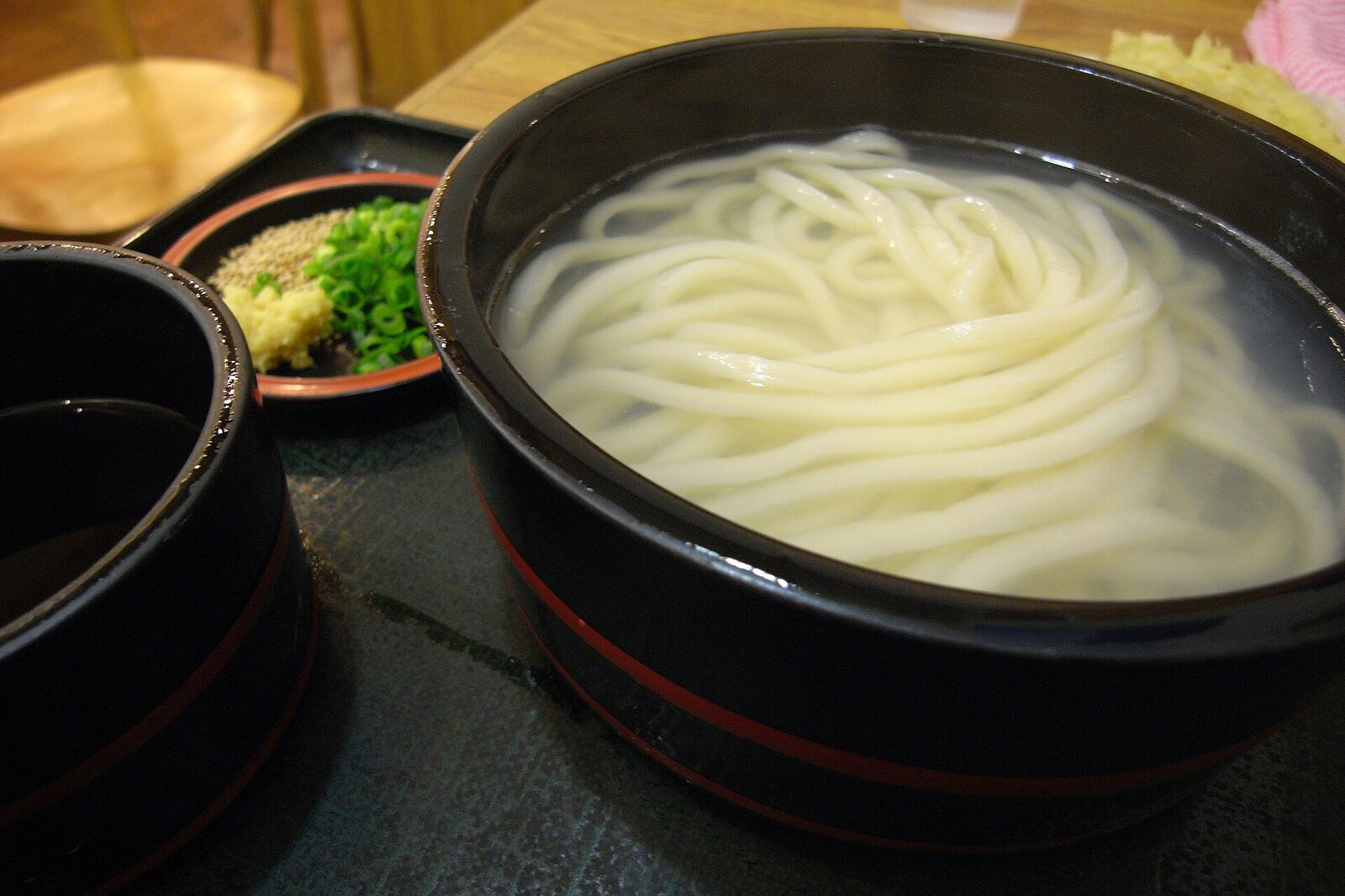 茹で汁ごと器に入った釜揚げうどん