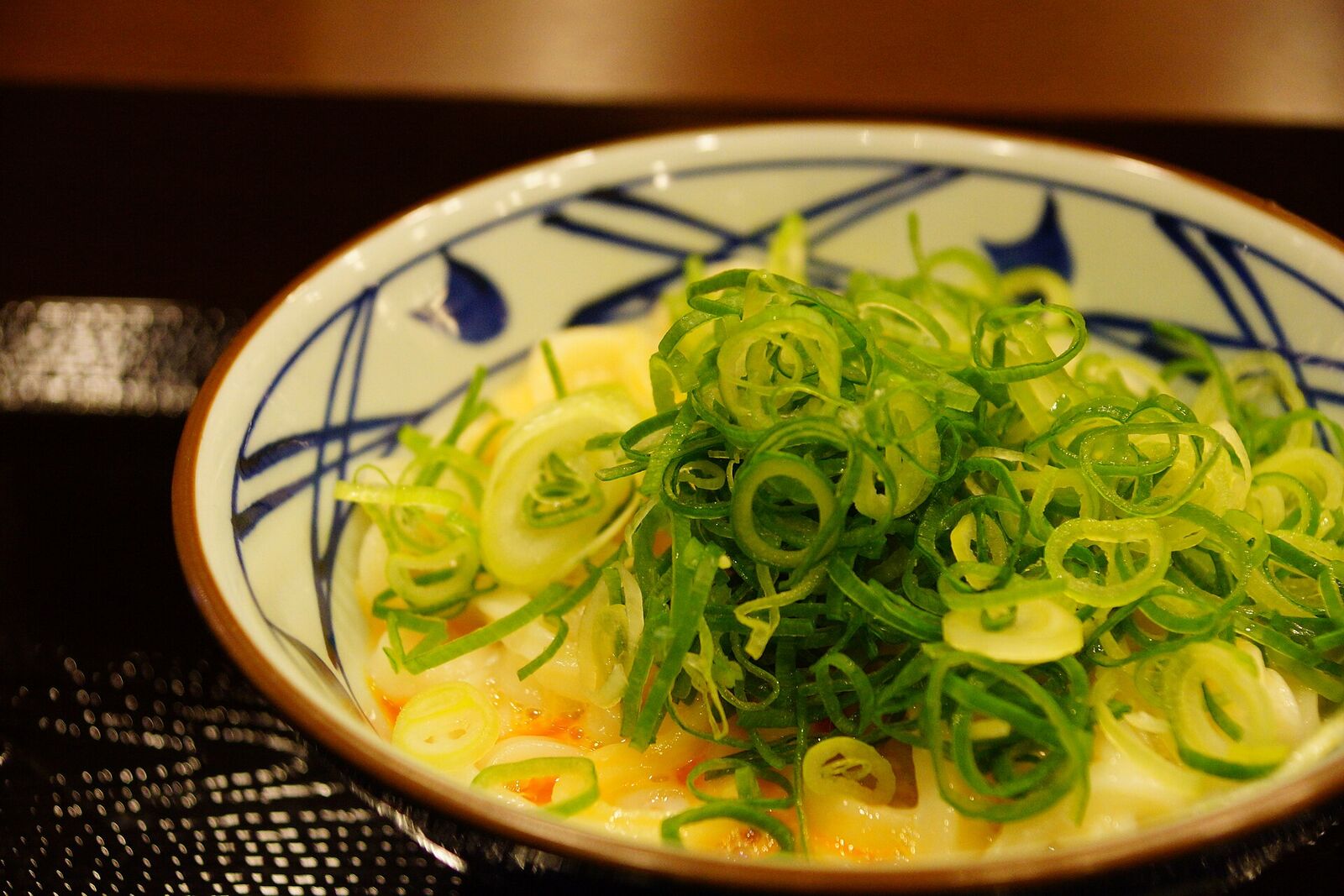 刻みネギをたっぷりのせた釜玉うどん