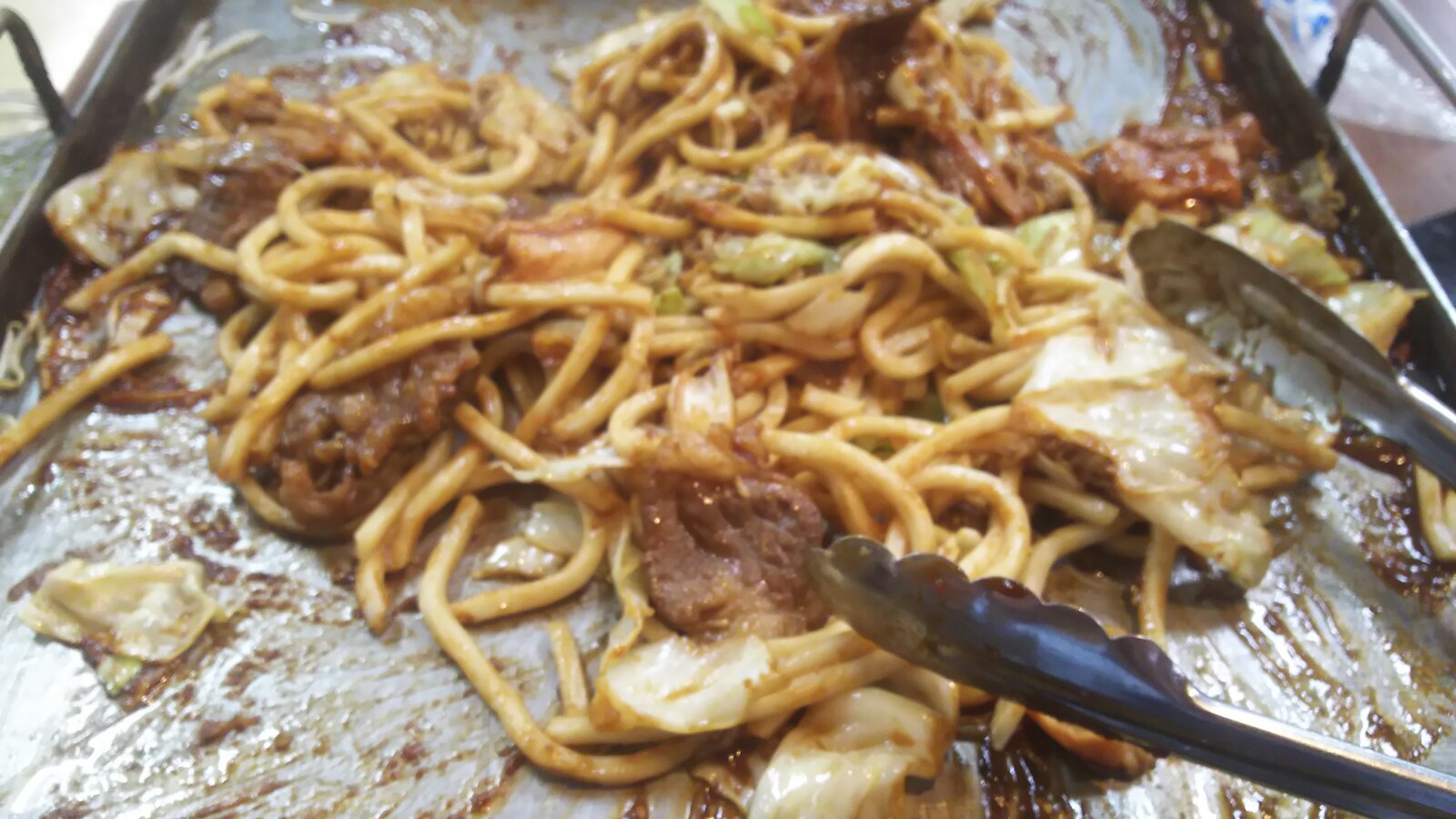 亀八食堂の鉄板で焼いた亀山みそ焼きうどん