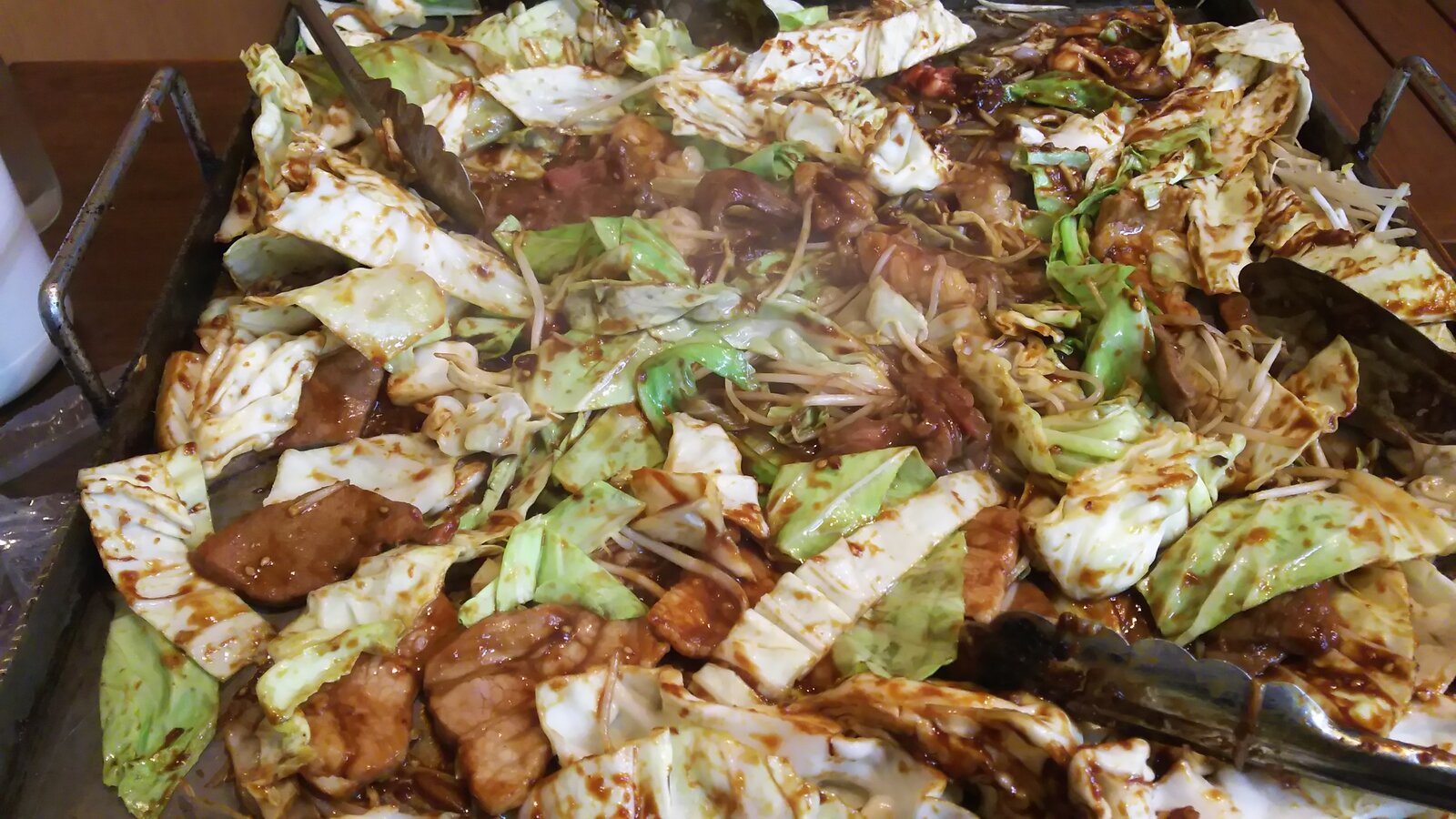 亀八食堂の鉄板で焼く焼肉。これにうどんを入れるのが亀山みそ焼きうどんの原型