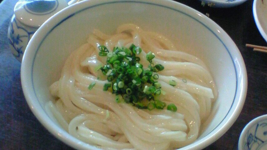 東京の讃岐うどん店の生醤油うどん