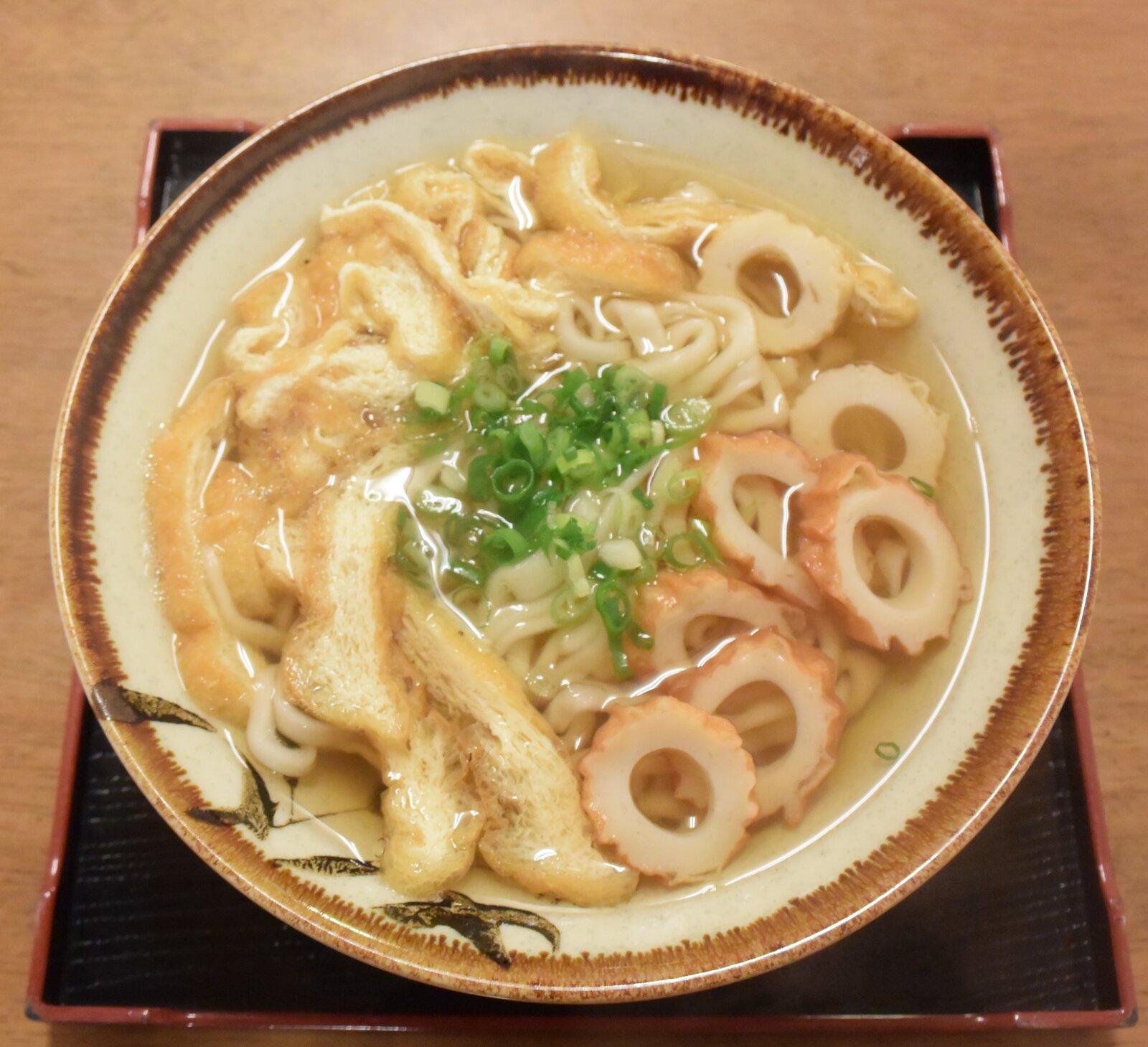 鳴門うどん。細い麺に刻み揚げ・ちくわ・ねぎがのっている
