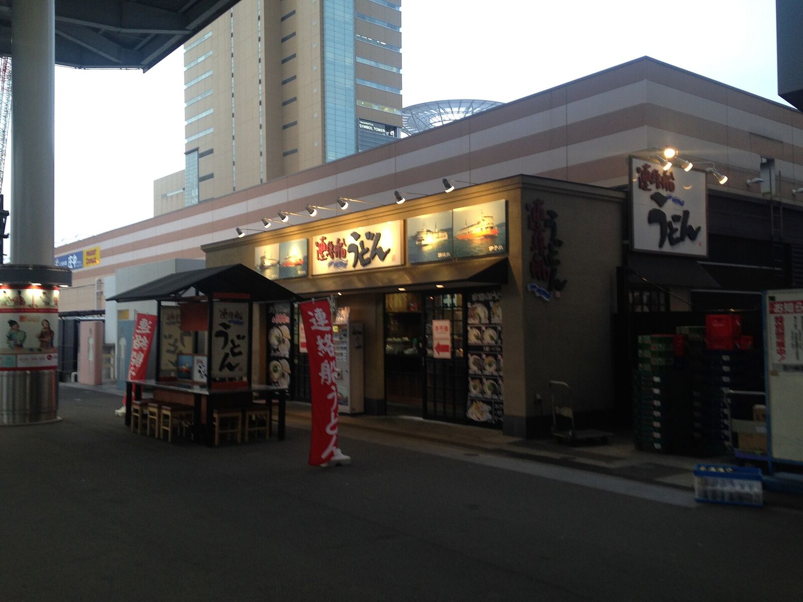 JR 高松駅のホームにあるうどん店