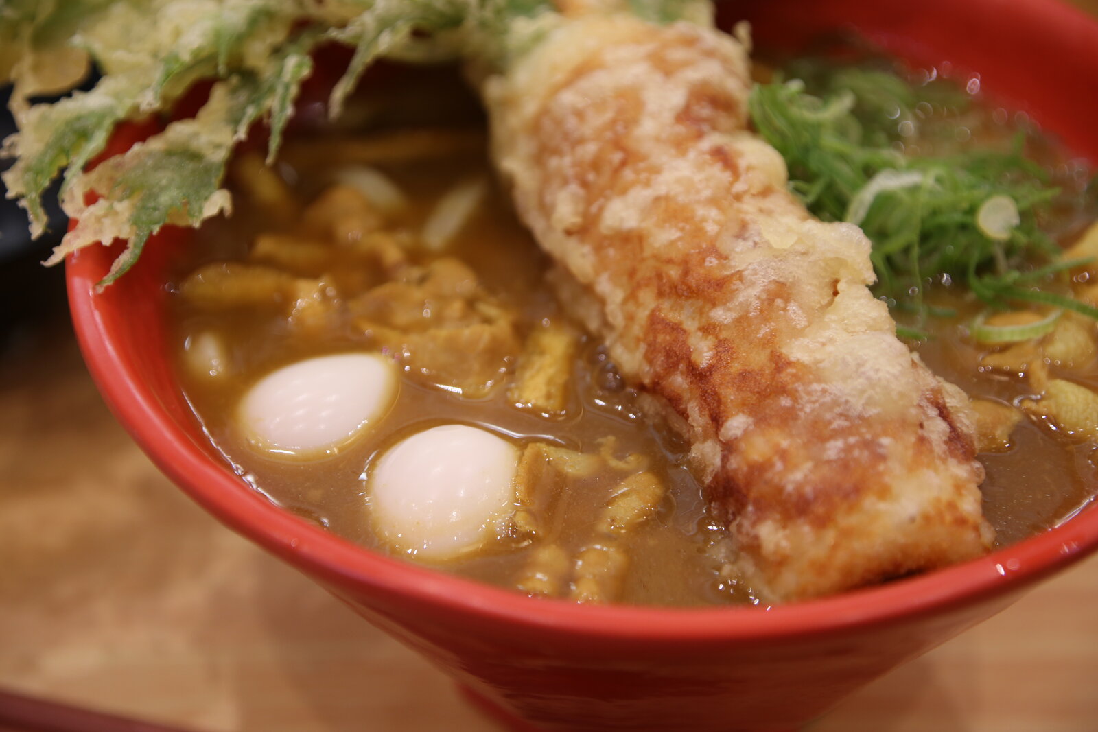 道の駅とよはしの豊橋カレーうどん。うずらの卵と大葉の天ぷらが乗っている
