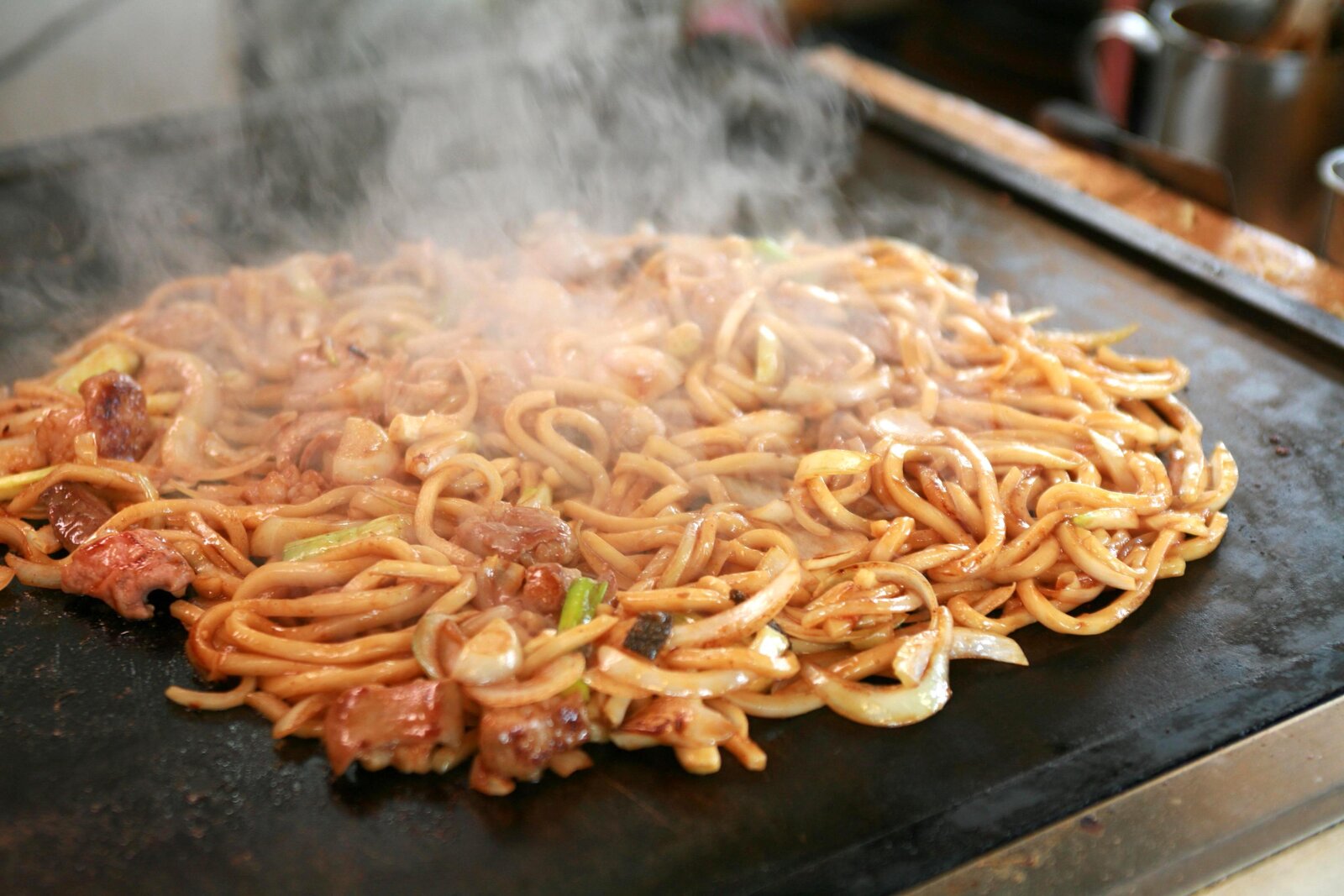 鉄板の上で湯気を上げる津山ホルモンうどん