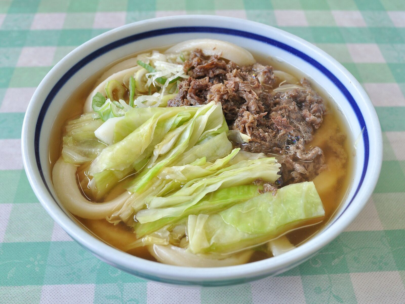 キャベツと肉をのせた吉田のうどん