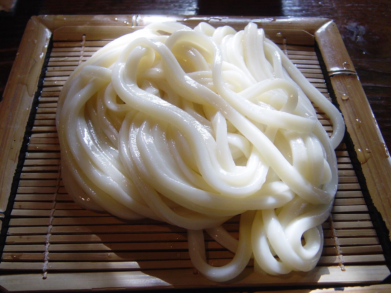 竹のすのこに盛った讃岐うどんのざる